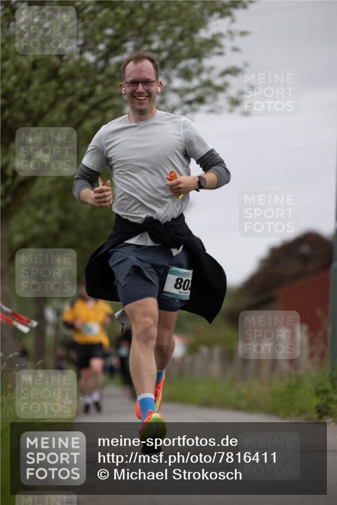 04.05.2025 - 8. Wedeler Halbmarathon Michael Strokosch http://msf.ph/oto/7816411 04.05.2025 11:00:30 Laufen 80 meine-sportfotos.de