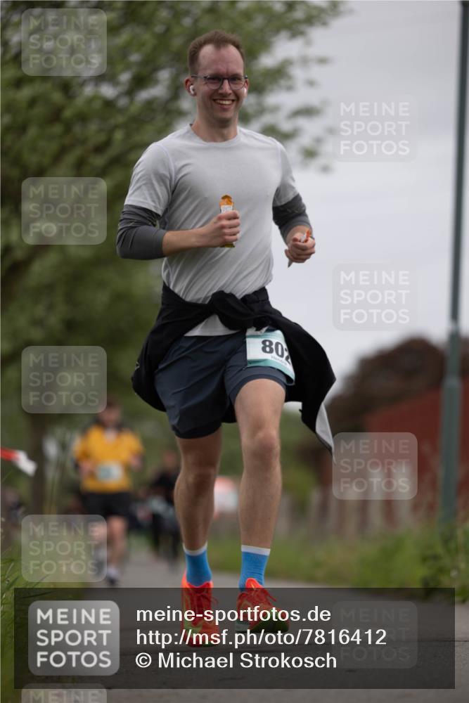 04.05.2025 - 8. Wedeler Halbmarathon Michael Strokosch http://msf.ph/oto/7816412 04.05.2025 11:00:30 Laufen 80 meine-sportfotos.de