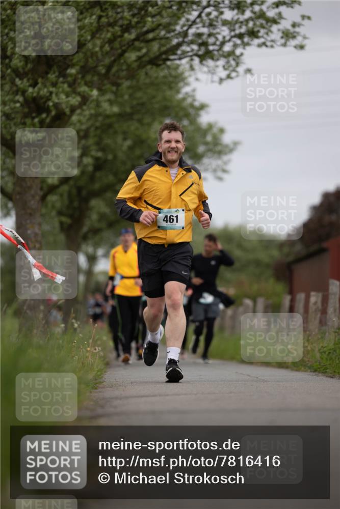 04.05.2025 - 8. Wedeler Halbmarathon Michael Strokosch http://msf.ph/oto/7816416 04.05.2025 11:00:33 Laufen 461 meine-sportfotos.de