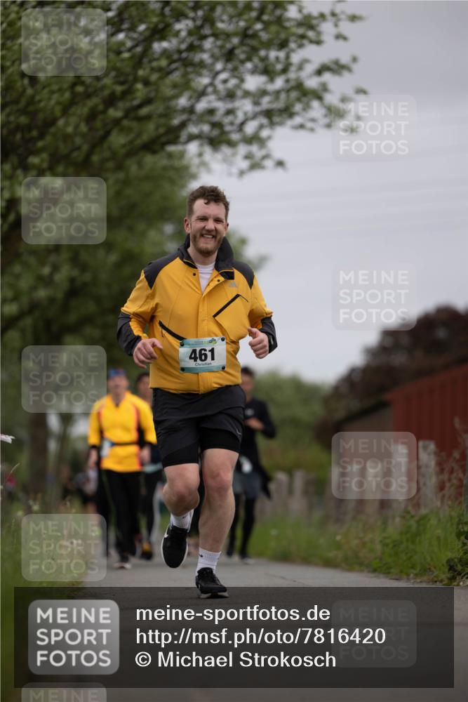 04.05.2025 - 8. Wedeler Halbmarathon Michael Strokosch http://msf.ph/oto/7816420 04.05.2025 11:00:34 Laufen 461 meine-sportfotos.de