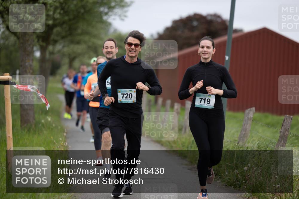 04.05.2025 - 8. Wedeler Halbmarathon Michael Strokosch http://msf.ph/oto/7816430 04.05.2025 11:00:43 Laufen 5, 720, 719 meine-sportfotos.de