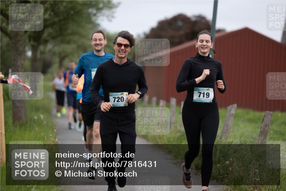 04.05.2025 - 8. Wedeler Halbmarathon Michael Strokosch http://msf.ph/oto/7816431 04.05.2025 11:00:43 Laufen 720, 719 meine-sportfotos.de