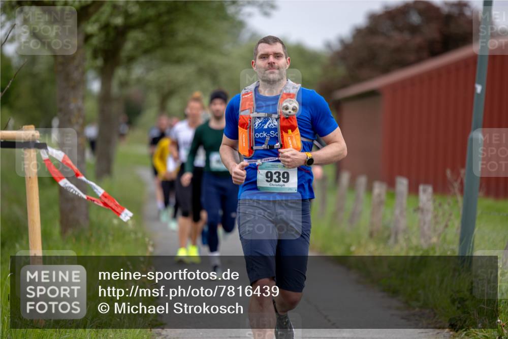 04.05.2025 - 8. Wedeler Halbmarathon Michael Strokosch http://msf.ph/oto/7816439 04.05.2025 11:00:48 Laufen 939 meine-sportfotos.de