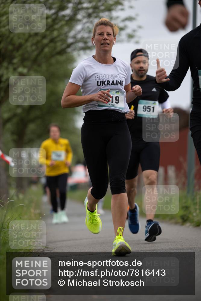 04.05.2025 - 8. Wedeler Halbmarathon Michael Strokosch http://msf.ph/oto/7816443 04.05.2025 11:00:54 Laufen 19, 951 meine-sportfotos.de