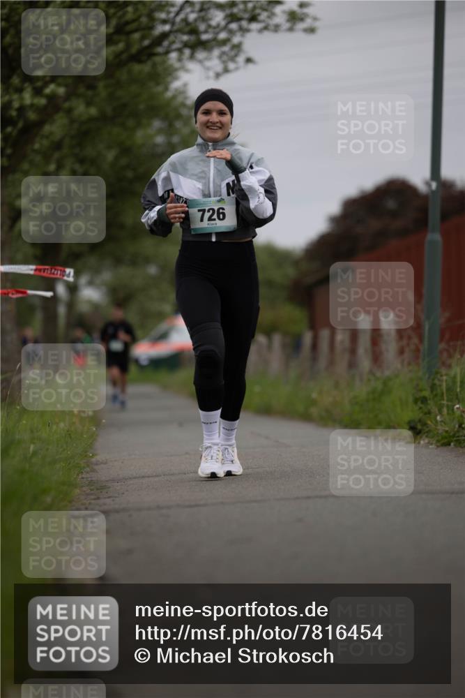 04.05.2025 - 8. Wedeler Halbmarathon Michael Strokosch http://msf.ph/oto/7816454 04.05.2025 11:01:15 Laufen 726 meine-sportfotos.de