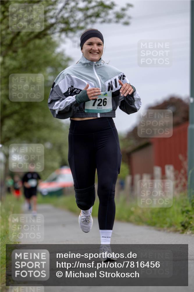 04.05.2025 - 8. Wedeler Halbmarathon Michael Strokosch http://msf.ph/oto/7816456 04.05.2025 11:01:15 Laufen 726 meine-sportfotos.de