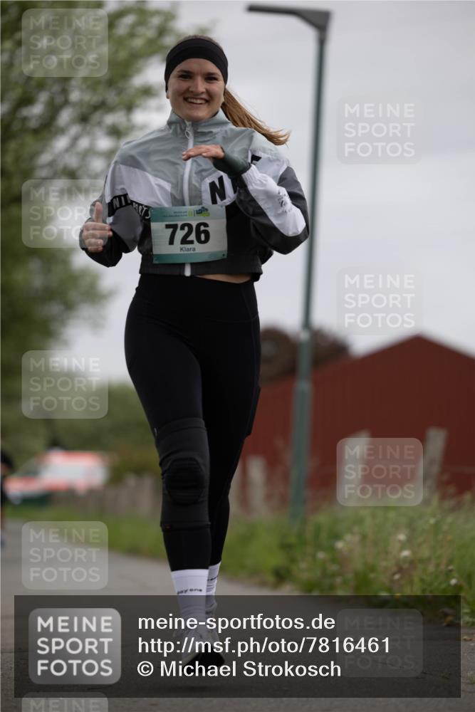 04.05.2025 - 8. Wedeler Halbmarathon Michael Strokosch http://msf.ph/oto/7816461 04.05.2025 11:01:16 Laufen 726 meine-sportfotos.de