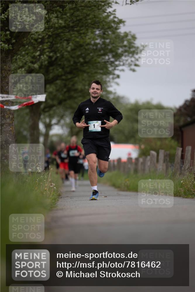 04.05.2025 - 8. Wedeler Halbmarathon Michael Strokosch http://msf.ph/oto/7816462 04.05.2025 11:01:22 Laufen 22 meine-sportfotos.de