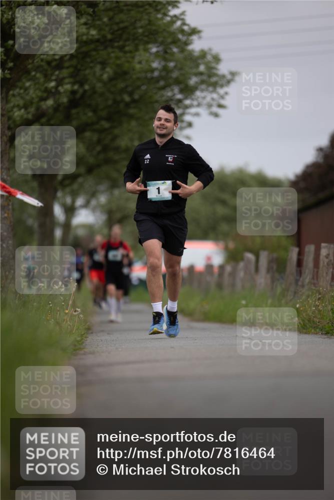 04.05.2025 - 8. Wedeler Halbmarathon Michael Strokosch http://msf.ph/oto/7816464 04.05.2025 11:01:23 Laufen 22 meine-sportfotos.de