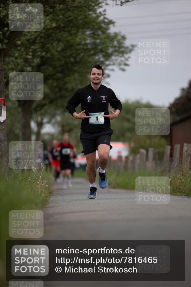 04.05.2025 - 8. Wedeler Halbmarathon Michael Strokosch http://msf.ph/oto/7816465 04.05.2025 11:01:23 Laufen 22 meine-sportfotos.de