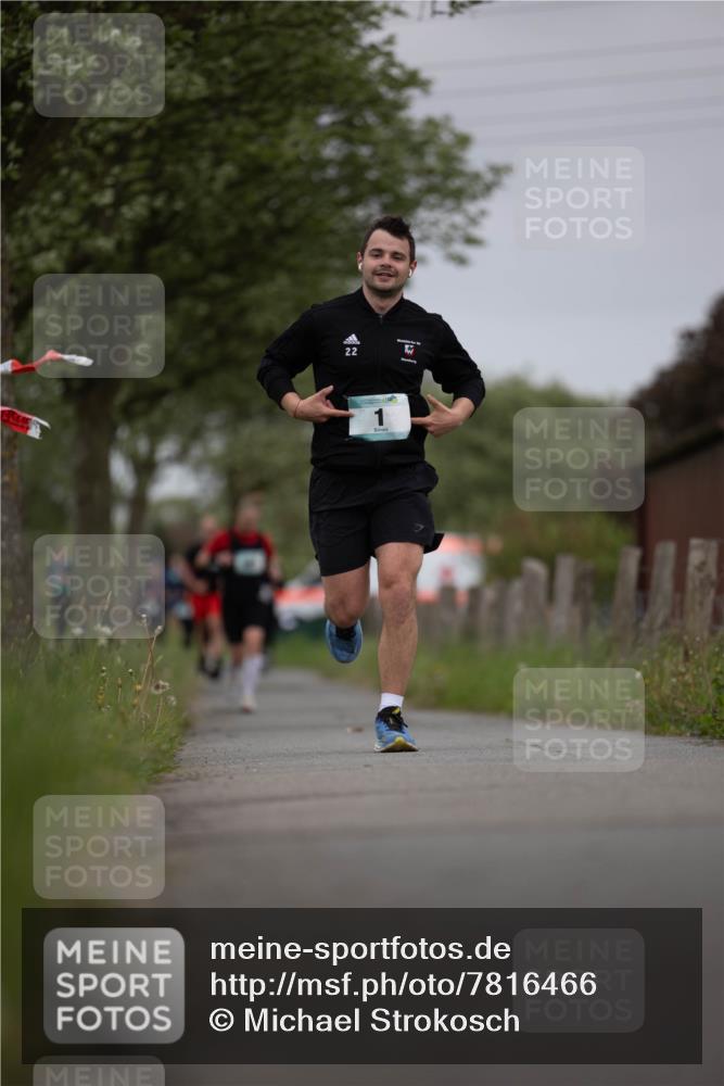 04.05.2025 - 8. Wedeler Halbmarathon Michael Strokosch http://msf.ph/oto/7816466 04.05.2025 11:01:23 Laufen 22 meine-sportfotos.de