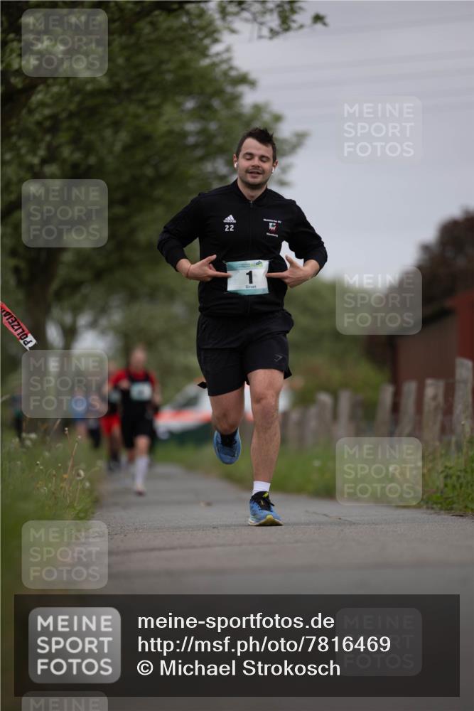 04.05.2025 - 8. Wedeler Halbmarathon Michael Strokosch http://msf.ph/oto/7816469 04.05.2025 11:01:24 Laufen 22 meine-sportfotos.de