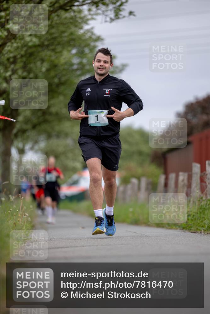 04.05.2025 - 8. Wedeler Halbmarathon Michael Strokosch http://msf.ph/oto/7816470 04.05.2025 11:01:24 Laufen 22 meine-sportfotos.de