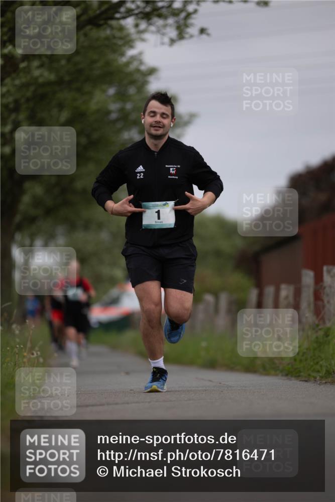 04.05.2025 - 8. Wedeler Halbmarathon Michael Strokosch http://msf.ph/oto/7816471 04.05.2025 11:01:24 Laufen 22, 1 meine-sportfotos.de