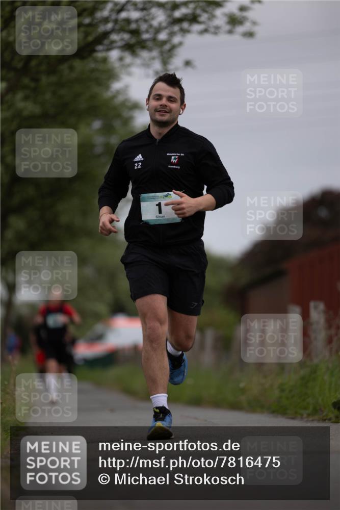 04.05.2025 - 8. Wedeler Halbmarathon Michael Strokosch http://msf.ph/oto/7816475 04.05.2025 11:01:25 Laufen 22, 1 meine-sportfotos.de