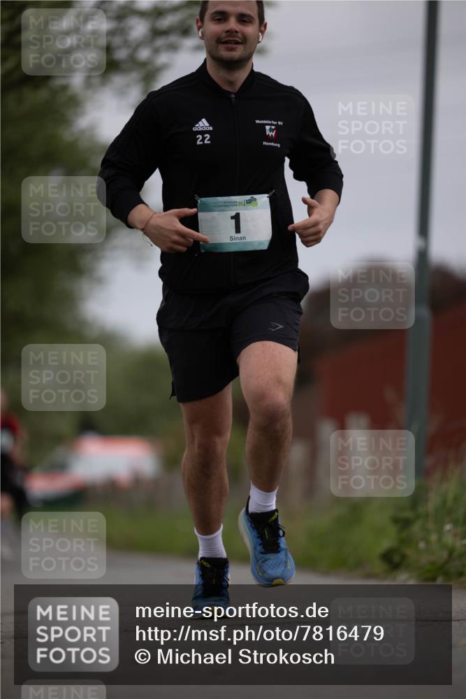 04.05.2025 - 8. Wedeler Halbmarathon Michael Strokosch http://msf.ph/oto/7816479 04.05.2025 11:01:26 Laufen 22 meine-sportfotos.de
