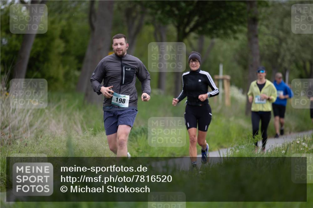 04.05.2025 - 8. Wedeler Halbmarathon Michael Strokosch http://msf.ph/oto/7816520 04.05.2025 11:13:07 Laufen 198 meine-sportfotos.de