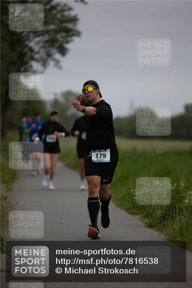 04.05.2025 - 8. Wedeler Halbmarathon Michael Strokosch http://msf.ph/oto/7816538 04.05.2025 11:13:39 Laufen 179 meine-sportfotos.de