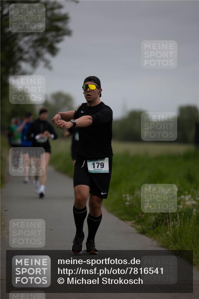 04.05.2025 - 8. Wedeler Halbmarathon Michael Strokosch http://msf.ph/oto/7816541 04.05.2025 11:13:40 Laufen 179 meine-sportfotos.de