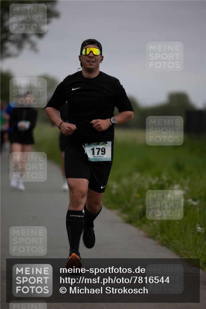 04.05.2025 - 8. Wedeler Halbmarathon Michael Strokosch http://msf.ph/oto/7816544 04.05.2025 11:13:41 Laufen 179 meine-sportfotos.de