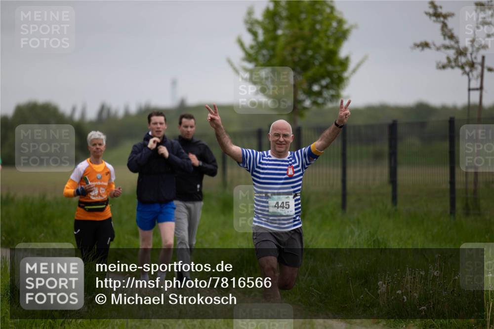 04.05.2025 - 8. Wedeler Halbmarathon Michael Strokosch http://msf.ph/oto/7816566 04.05.2025 11:14:12 Laufen 160, 445, 107 meine-sportfotos.de