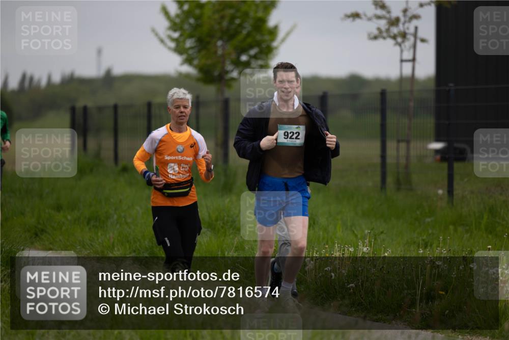 04.05.2025 - 8. Wedeler Halbmarathon Michael Strokosch http://msf.ph/oto/7816574 04.05.2025 11:14:14 Laufen 922 meine-sportfotos.de