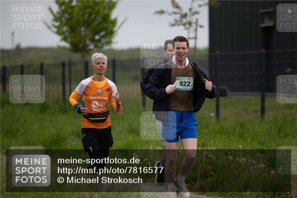 04.05.2025 - 8. Wedeler Halbmarathon Michael Strokosch http://msf.ph/oto/7816577 04.05.2025 11:14:15 Laufen 922 meine-sportfotos.de