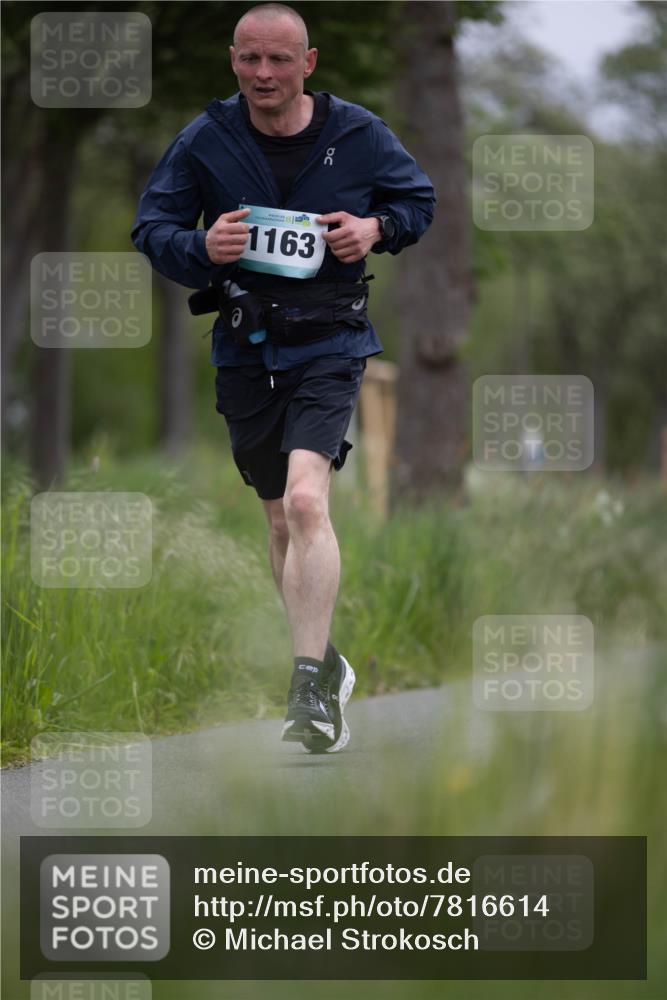 04.05.2025 - 8. Wedeler Halbmarathon Michael Strokosch http://msf.ph/oto/7816614 04.05.2025 11:15:22 Laufen 1163 meine-sportfotos.de