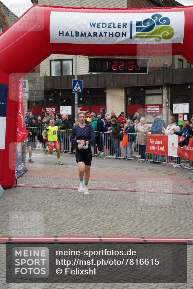 04.05.2025 - 8. Wedeler Halbmarathon Felixshl http://msf.ph/oto/7816615 04.05.2025 11:22:05 Ziel 35, 869, 977 meine-sportfotos.de