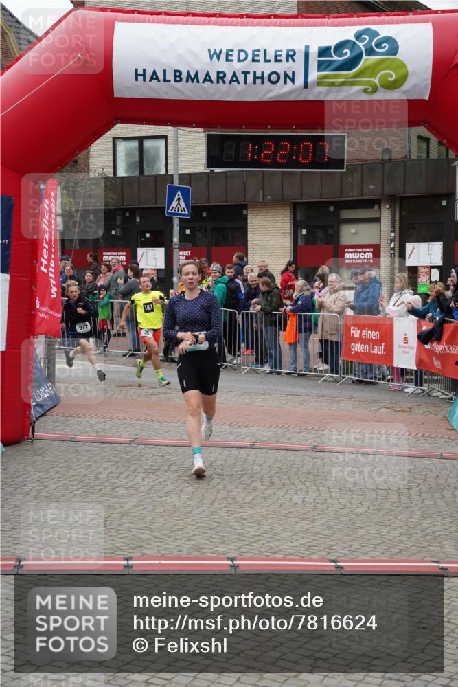 04.05.2025 - 8. Wedeler Halbmarathon Felixshl http://msf.ph/oto/7816624 04.05.2025 11:22:05 Ziel 35, 869, 977 meine-sportfotos.de