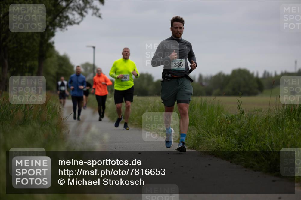 04.05.2025 - 8. Wedeler Halbmarathon Michael Strokosch http://msf.ph/oto/7816653 04.05.2025 11:16:17 Laufen 335 meine-sportfotos.de