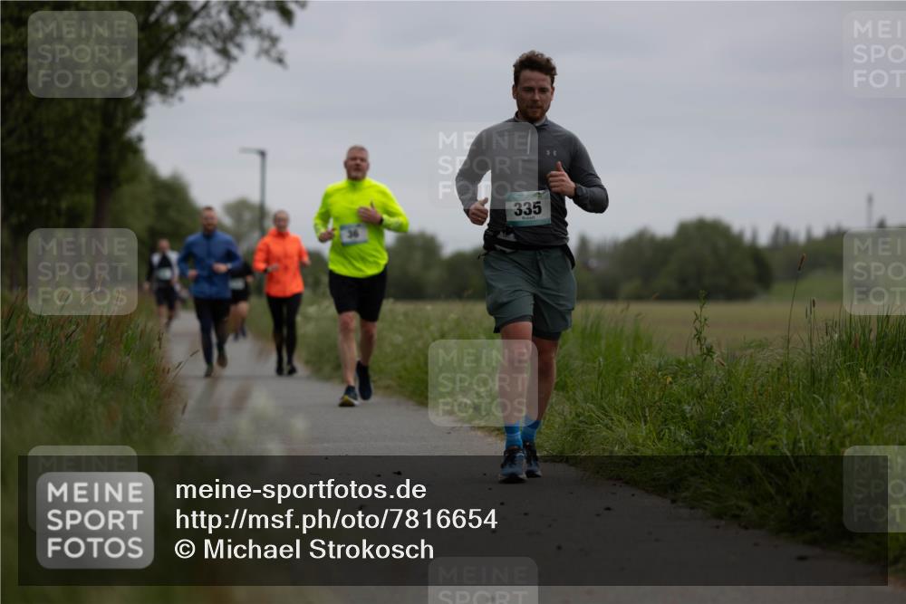 04.05.2025 - 8. Wedeler Halbmarathon Michael Strokosch http://msf.ph/oto/7816654 04.05.2025 11:16:17 Laufen 335 meine-sportfotos.de