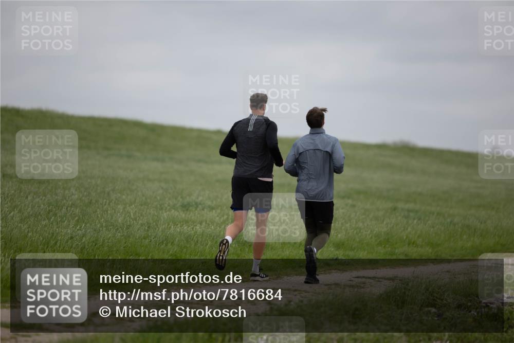 04.05.2025 - 8. Wedeler Halbmarathon Michael Strokosch http://msf.ph/oto/7816684 04.05.2025 11:31:35 Laufen  meine-sportfotos.de
