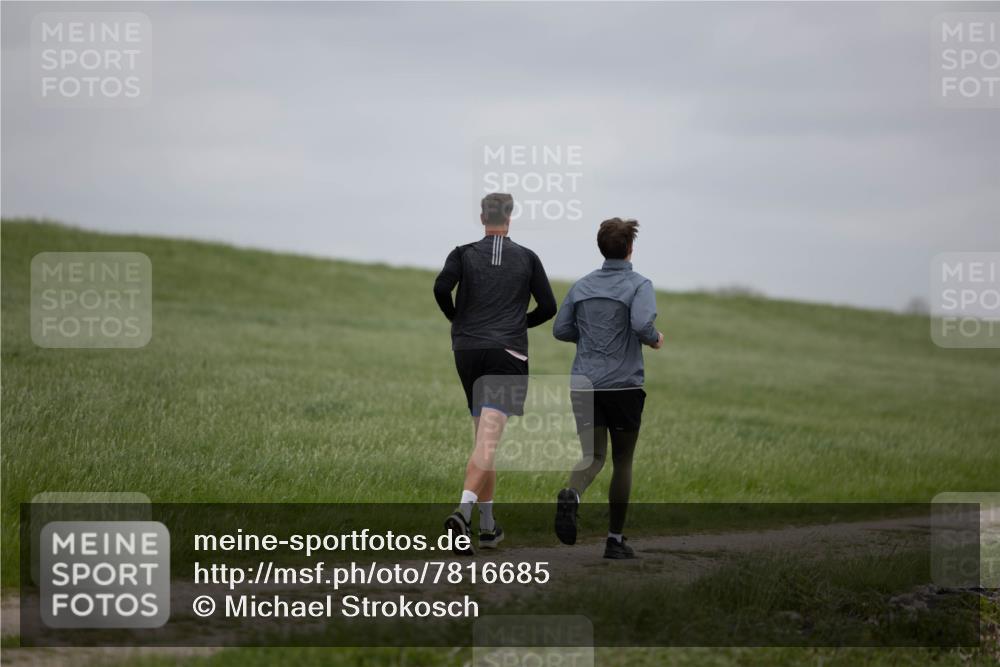 04.05.2025 - 8. Wedeler Halbmarathon Michael Strokosch http://msf.ph/oto/7816685 04.05.2025 11:31:36 Laufen  meine-sportfotos.de