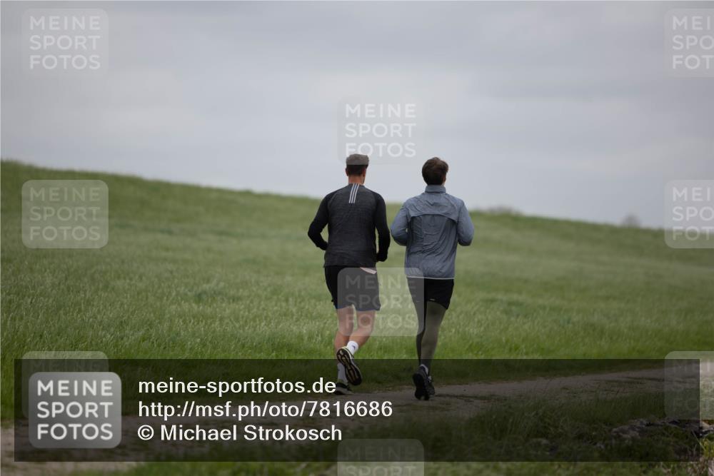 04.05.2025 - 8. Wedeler Halbmarathon Michael Strokosch http://msf.ph/oto/7816686 04.05.2025 11:31:36 Laufen  meine-sportfotos.de