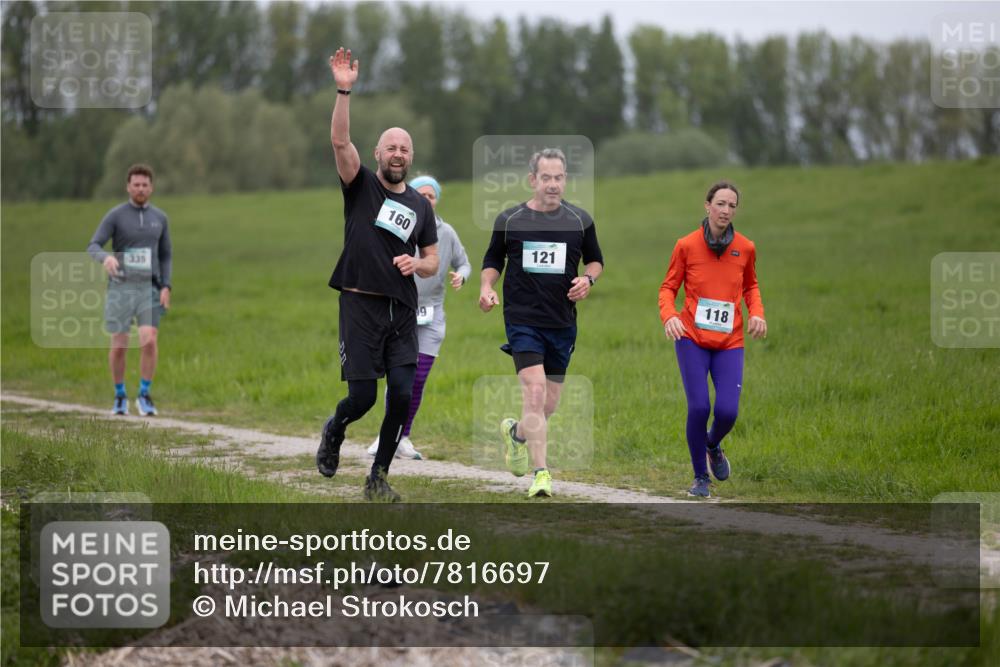 04.05.2025 - 8. Wedeler Halbmarathon Michael Strokosch http://msf.ph/oto/7816697 04.05.2025 11:31:57 Laufen 335, 160, 121, 118, 19 meine-sportfotos.de