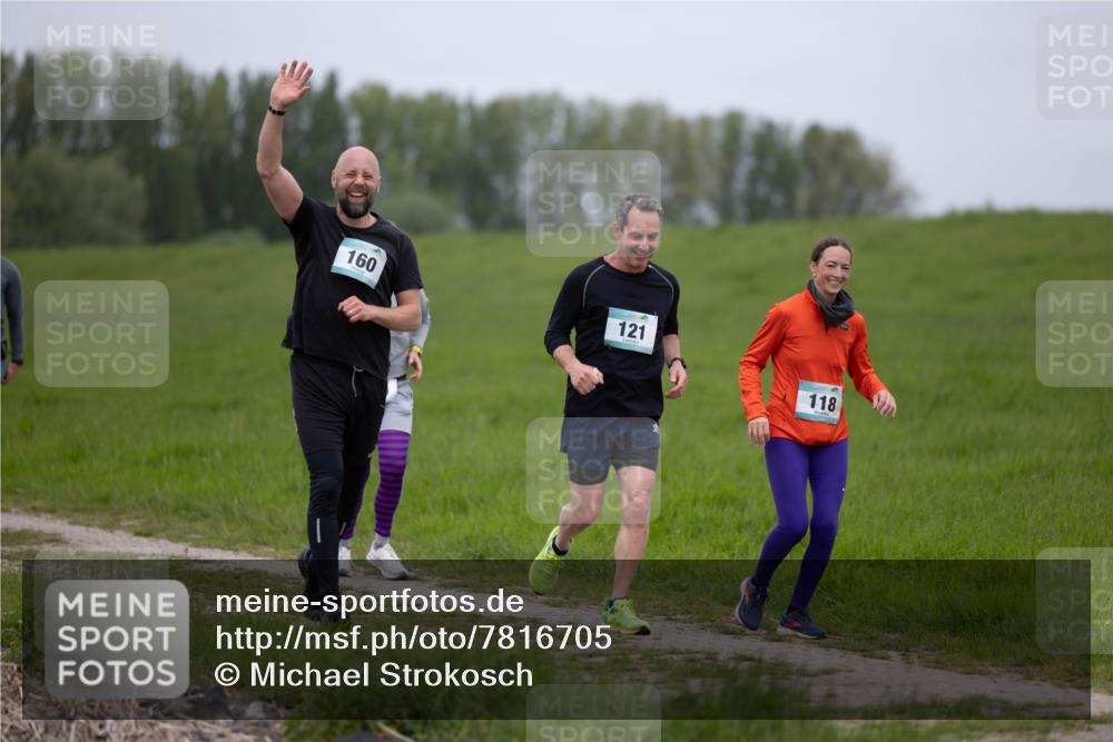 04.05.2025 - 8. Wedeler Halbmarathon Michael Strokosch http://msf.ph/oto/7816705 04.05.2025 11:31:59 Laufen 160, 121, 118 meine-sportfotos.de