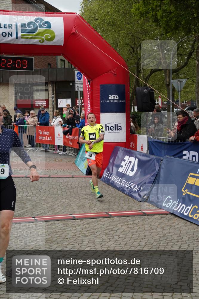 04.05.2025 - 8. Wedeler Halbmarathon Felixshl http://msf.ph/oto/7816709 04.05.2025 11:22:07 Ziel 35, 869, 977 meine-sportfotos.de