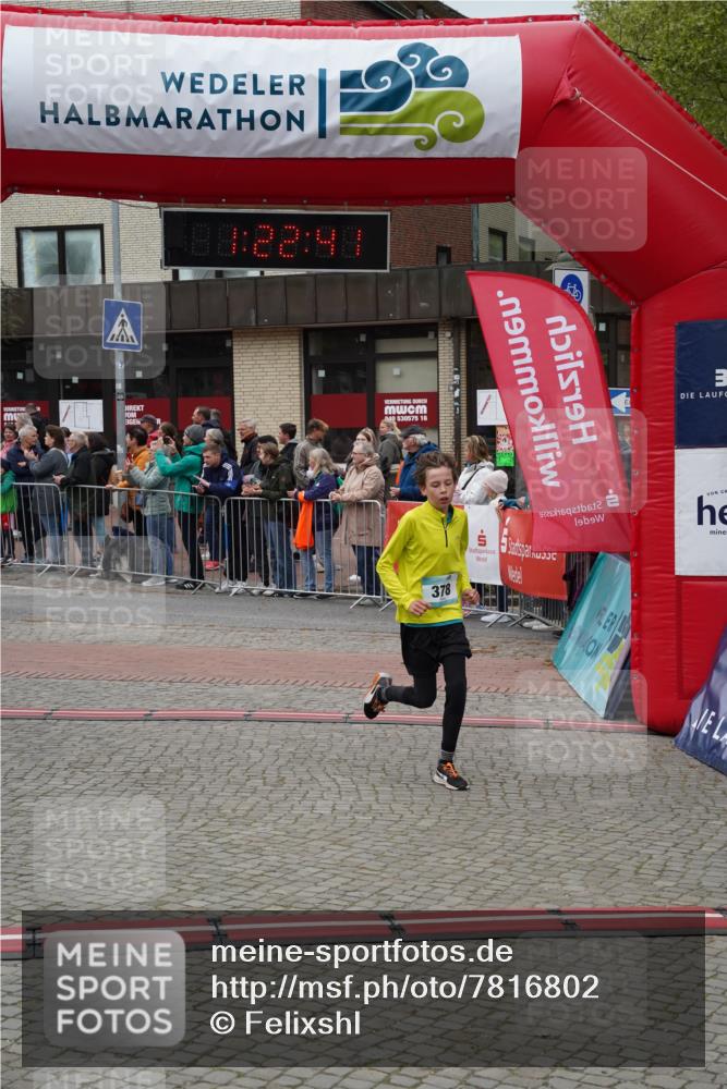 04.05.2025 - 8. Wedeler Halbmarathon Felixshl http://msf.ph/oto/7816802 04.05.2025 11:22:39 Ziel 378, 613 meine-sportfotos.de