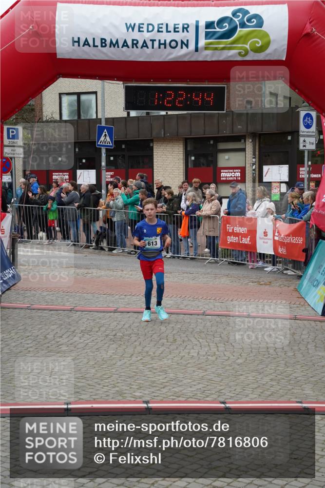 04.05.2025 - 8. Wedeler Halbmarathon Felixshl http://msf.ph/oto/7816806 04.05.2025 11:22:42 Ziel 378, 613 meine-sportfotos.de