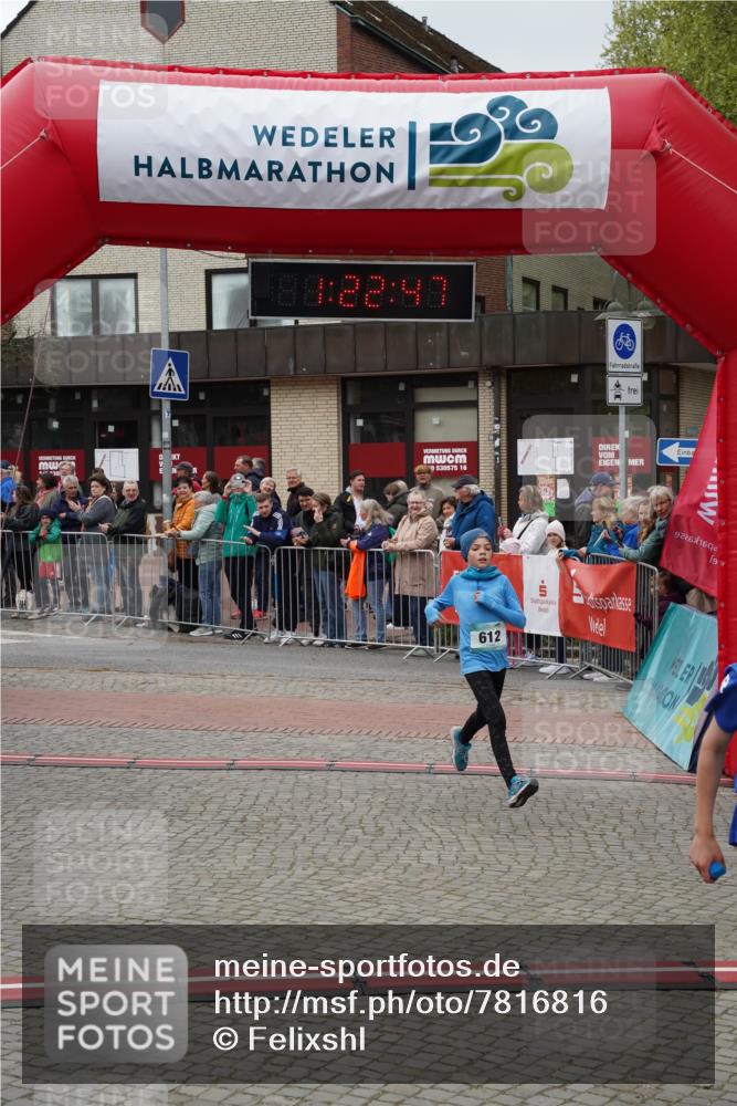 04.05.2025 - 8. Wedeler Halbmarathon Felixshl http://msf.ph/oto/7816816 04.05.2025 11:22:45 Ziel 378, 612, 613 meine-sportfotos.de