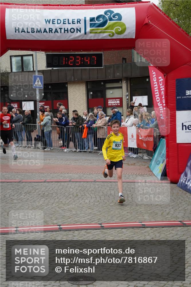 04.05.2025 - 8. Wedeler Halbmarathon Felixshl http://msf.ph/oto/7816867 04.05.2025 11:23:45 Ziel 463, 936, 937 meine-sportfotos.de