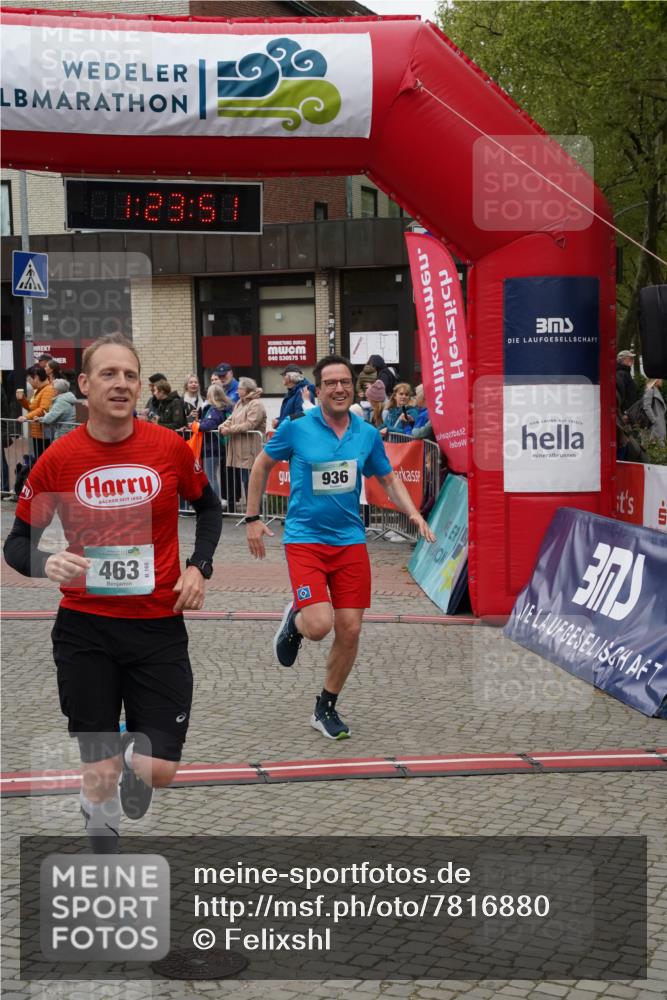 04.05.2025 - 8. Wedeler Halbmarathon Felixshl http://msf.ph/oto/7816880 04.05.2025 11:23:49 Ziel 463, 936, 937 meine-sportfotos.de