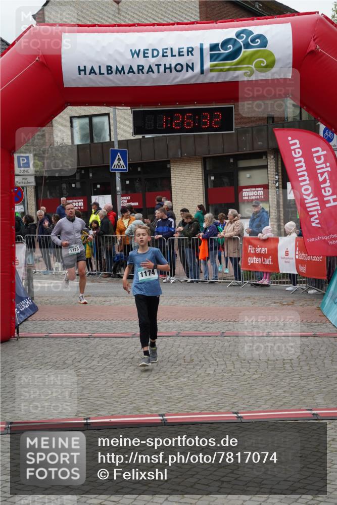 04.05.2025 - 8. Wedeler Halbmarathon Felixshl http://msf.ph/oto/7817074 04.05.2025 11:26:30 Ziel 1173, 1174 meine-sportfotos.de