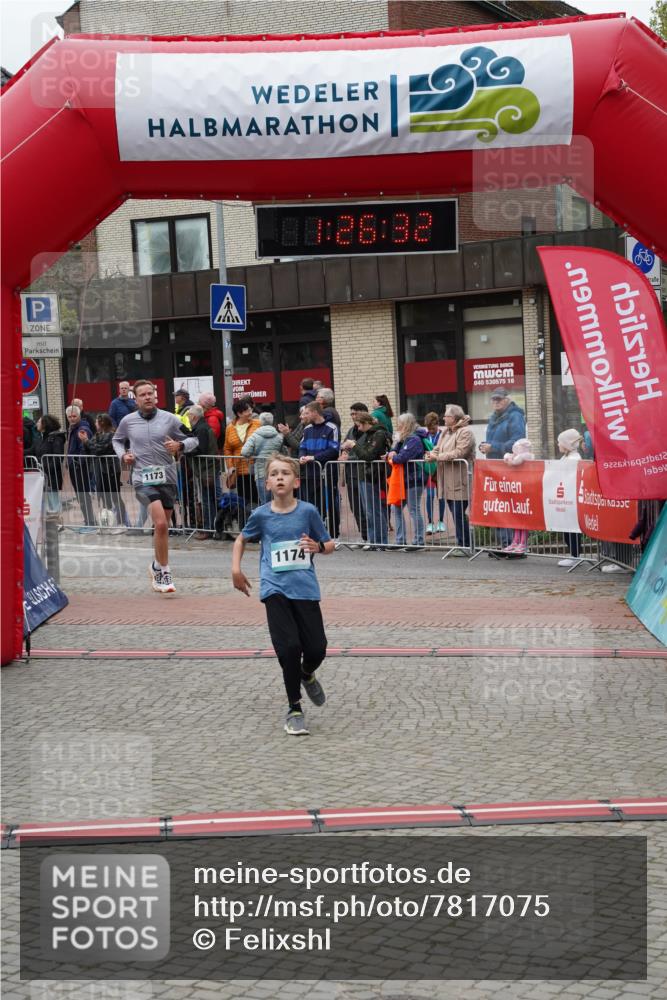 04.05.2025 - 8. Wedeler Halbmarathon Felixshl http://msf.ph/oto/7817075 04.05.2025 11:26:30 Ziel 1173, 1174 meine-sportfotos.de