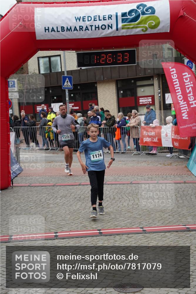 04.05.2025 - 8. Wedeler Halbmarathon Felixshl http://msf.ph/oto/7817079 04.05.2025 11:26:31 Ziel 1173, 1174, 1188 meine-sportfotos.de