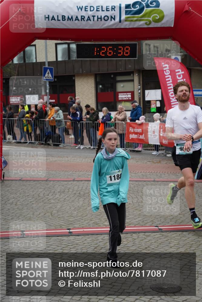 04.05.2025 - 8. Wedeler Halbmarathon Felixshl http://msf.ph/oto/7817087 04.05.2025 11:26:36 Ziel 957, 1173, 1174, 1188 meine-sportfotos.de