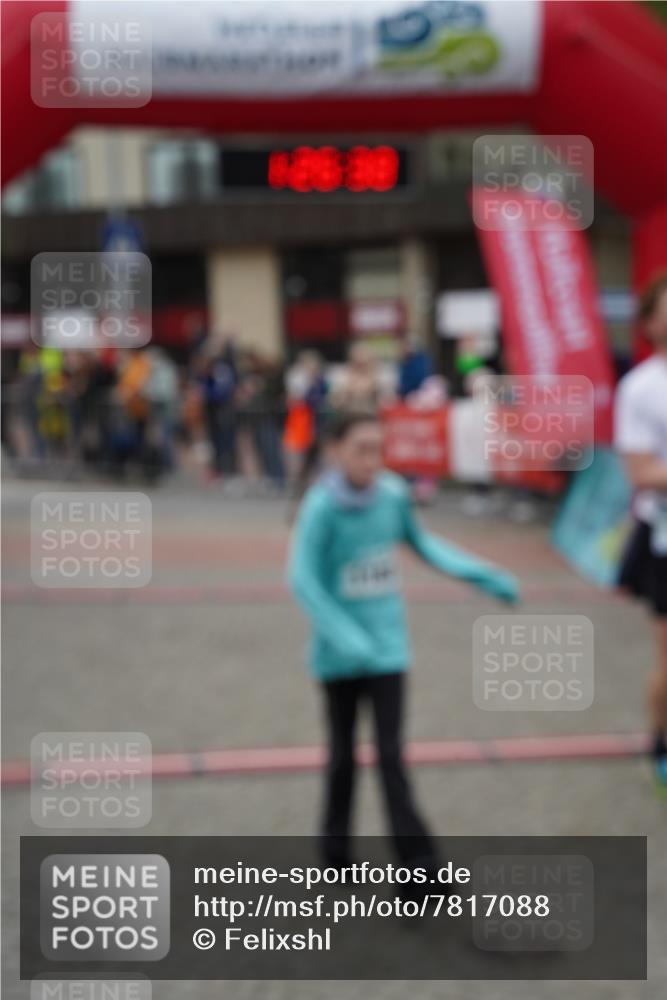 04.05.2025 - 8. Wedeler Halbmarathon Felixshl http://msf.ph/oto/7817088 04.05.2025 11:26:36 Ziel 957, 1173, 1174, 1188 meine-sportfotos.de
