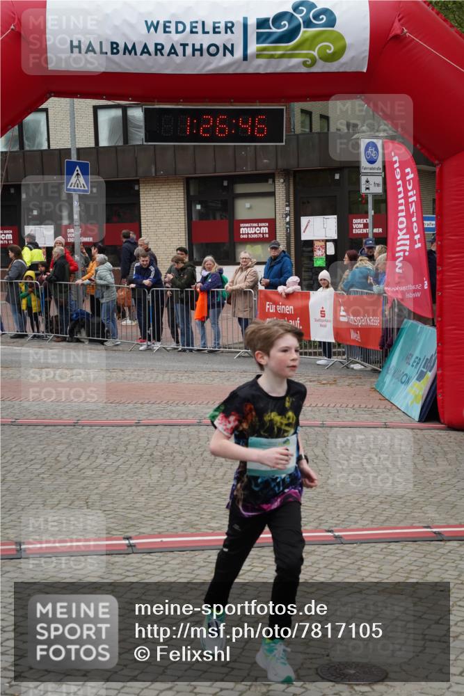 04.05.2025 - 8. Wedeler Halbmarathon Felixshl http://msf.ph/oto/7817105 04.05.2025 11:26:44 Ziel 643, 918, 919 meine-sportfotos.de