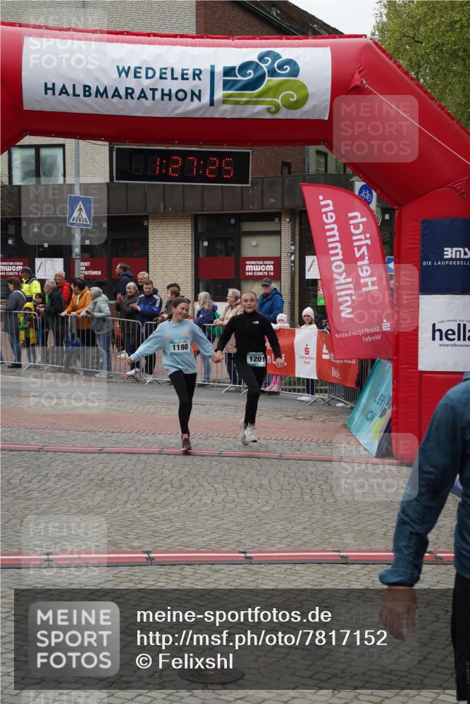 04.05.2025 - 8. Wedeler Halbmarathon Felixshl http://msf.ph/oto/7817152 04.05.2025 11:27:23 Ziel 1038, 1198, 1201 meine-sportfotos.de